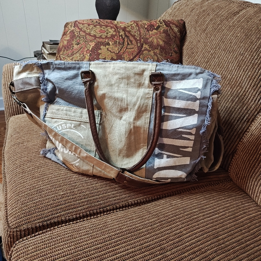Gorgeous Myra Nostalgia Weekender Tote NWOT. Great Bag! Very Roomy Blue/Cream